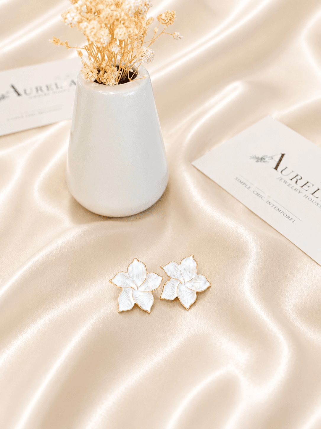 Boucles Fleur Lys Email Blanc Dorees